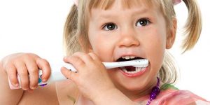 little-girl-brushing-her-teeth